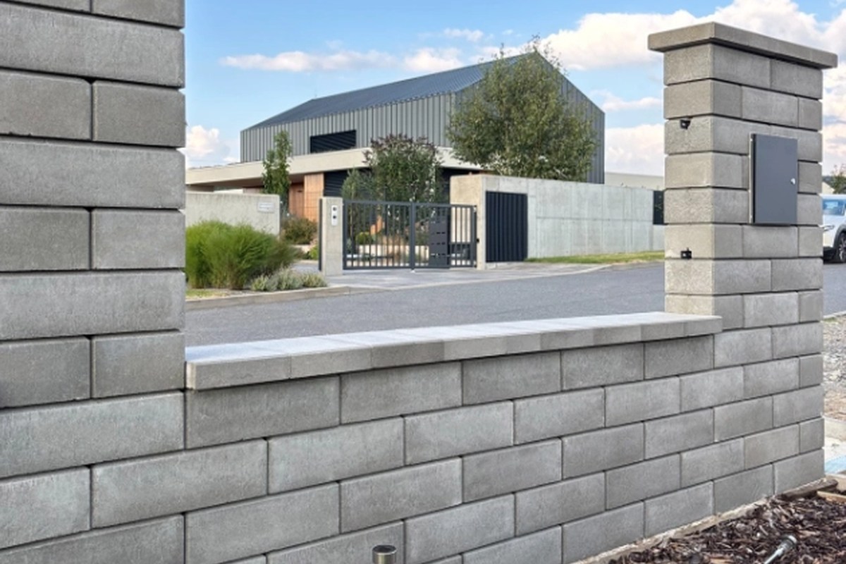 Originálna realizácia plotovej tvárnice AZ BETON GRAND