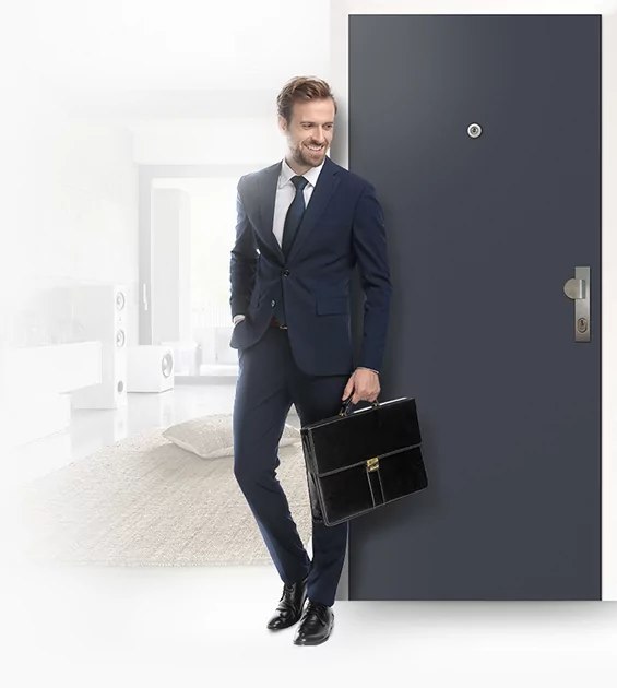 Bezpečnostné vstupné dvere SOLODOOR v interiéri