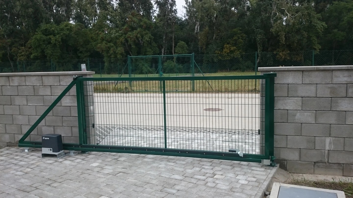 Plotová brána osadená pri rodinnom dome