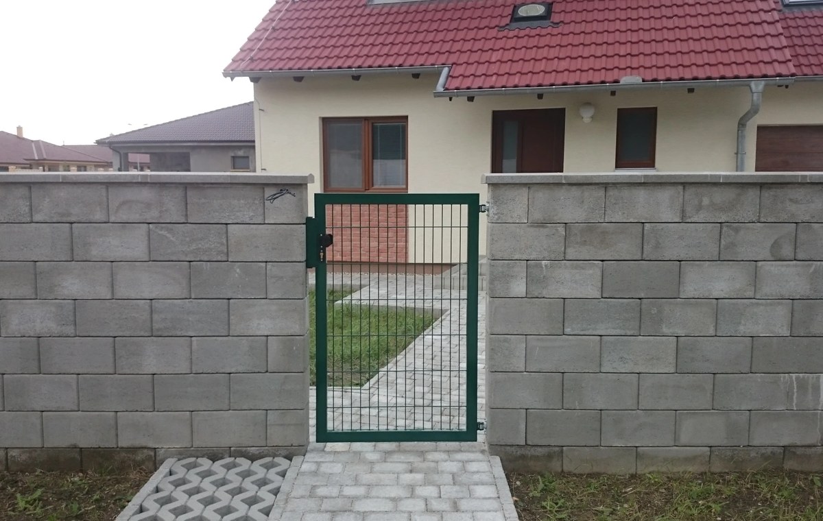 Brána osadená v murovanom oplotení