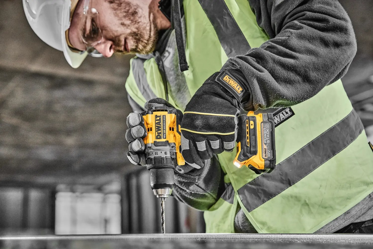 Práca s akumulátorovým vŕtacím skrutkovačom DEWALT