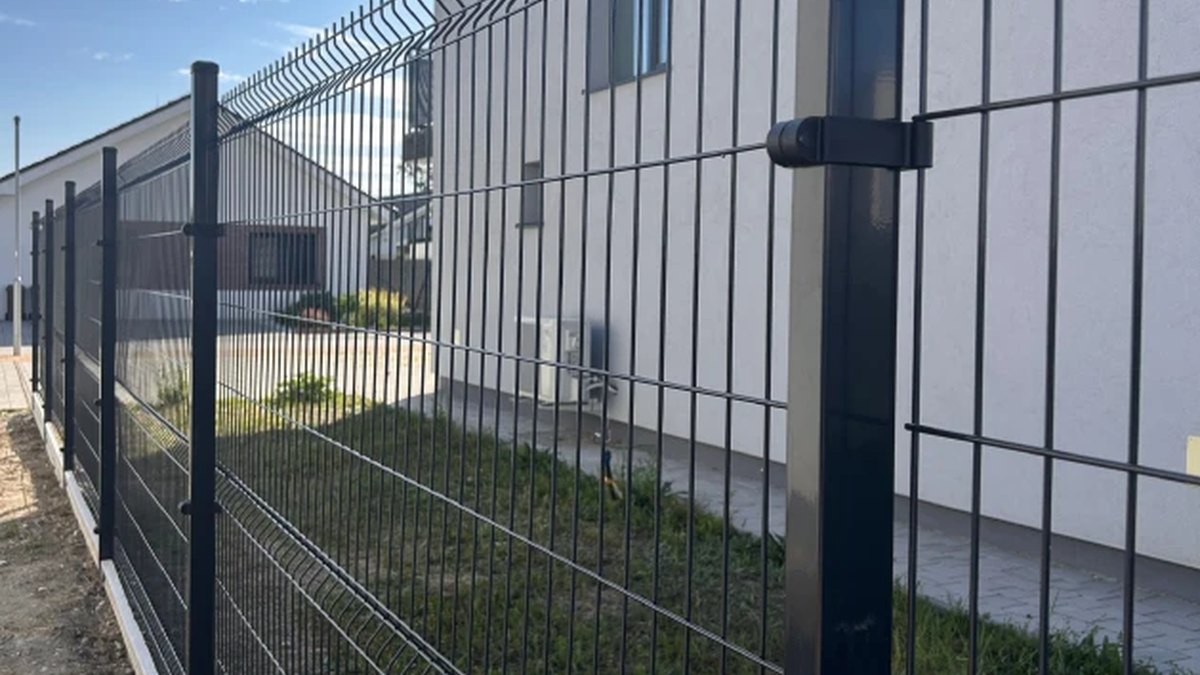 Moderné panelové oplotenie pri rodinnom dome