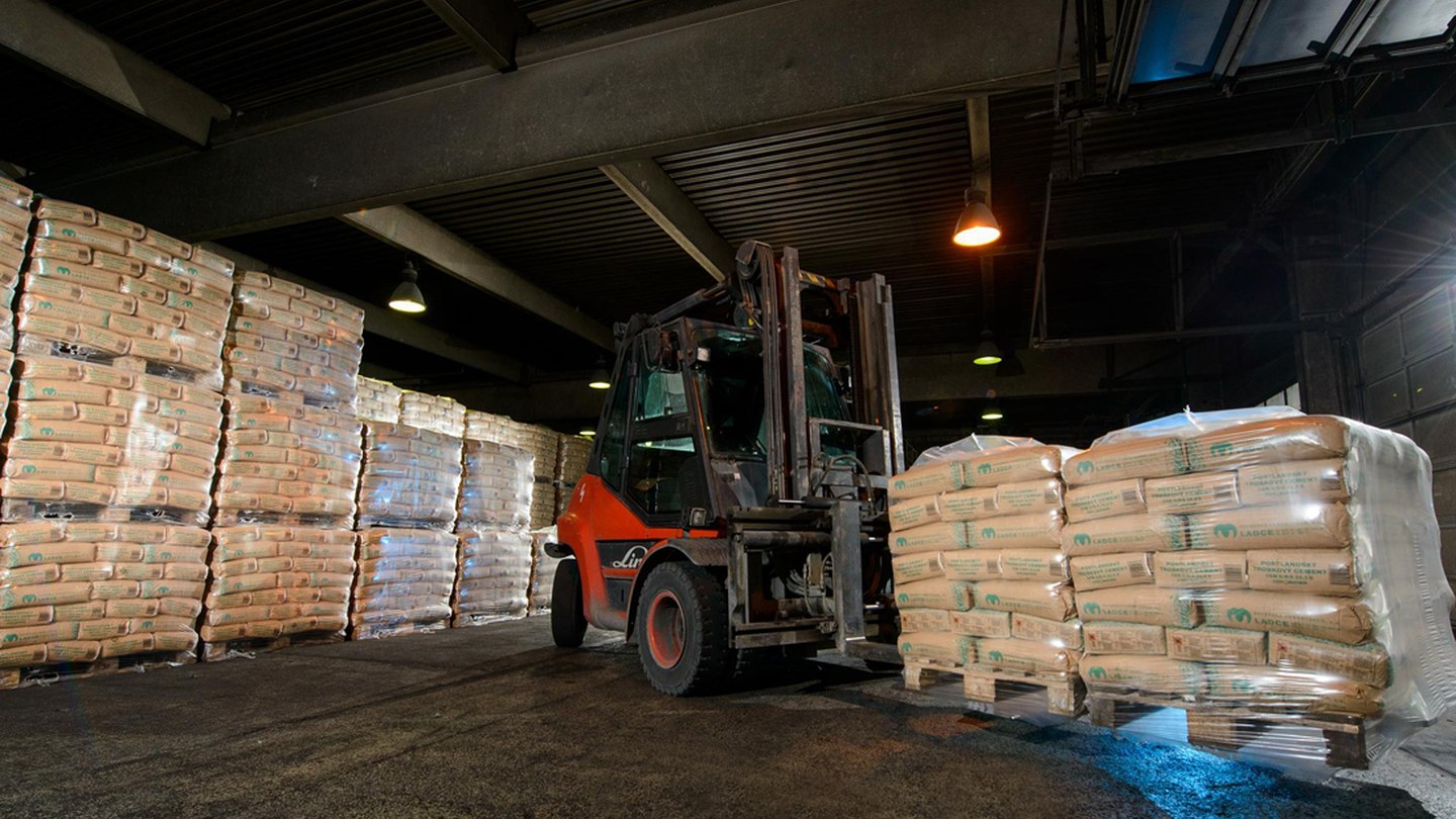 Cementy z produkcie Považskej cementárne Ladce