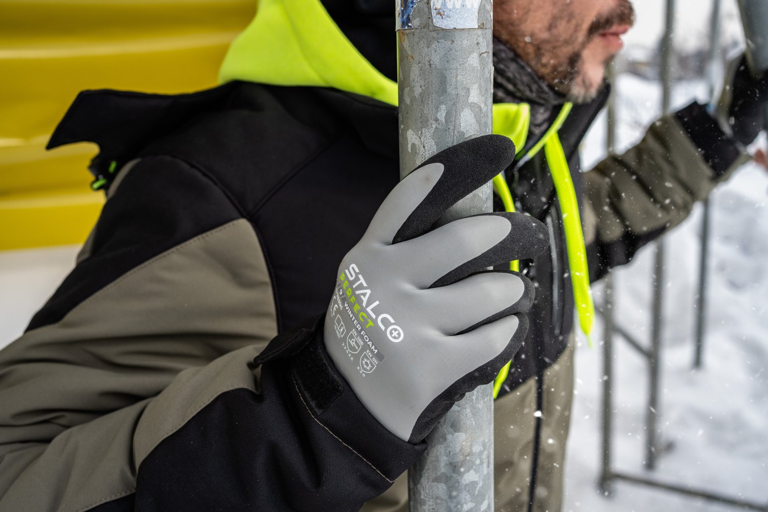 Originálna fotografia STALCO WINTER FOAM pri manipulácii s kovovým prvkom v zime