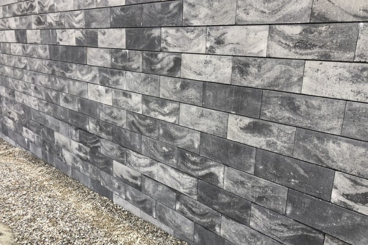 Originálna realizácia plotových tvárnic STADREKO BERYL vo farbe sivá grafit
