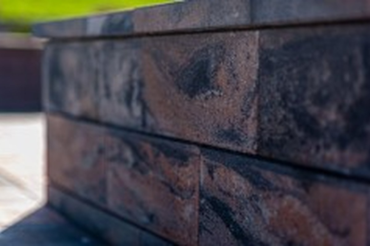 Detail povrchu plotovej tvárnice STADREKO BERYL mušľa